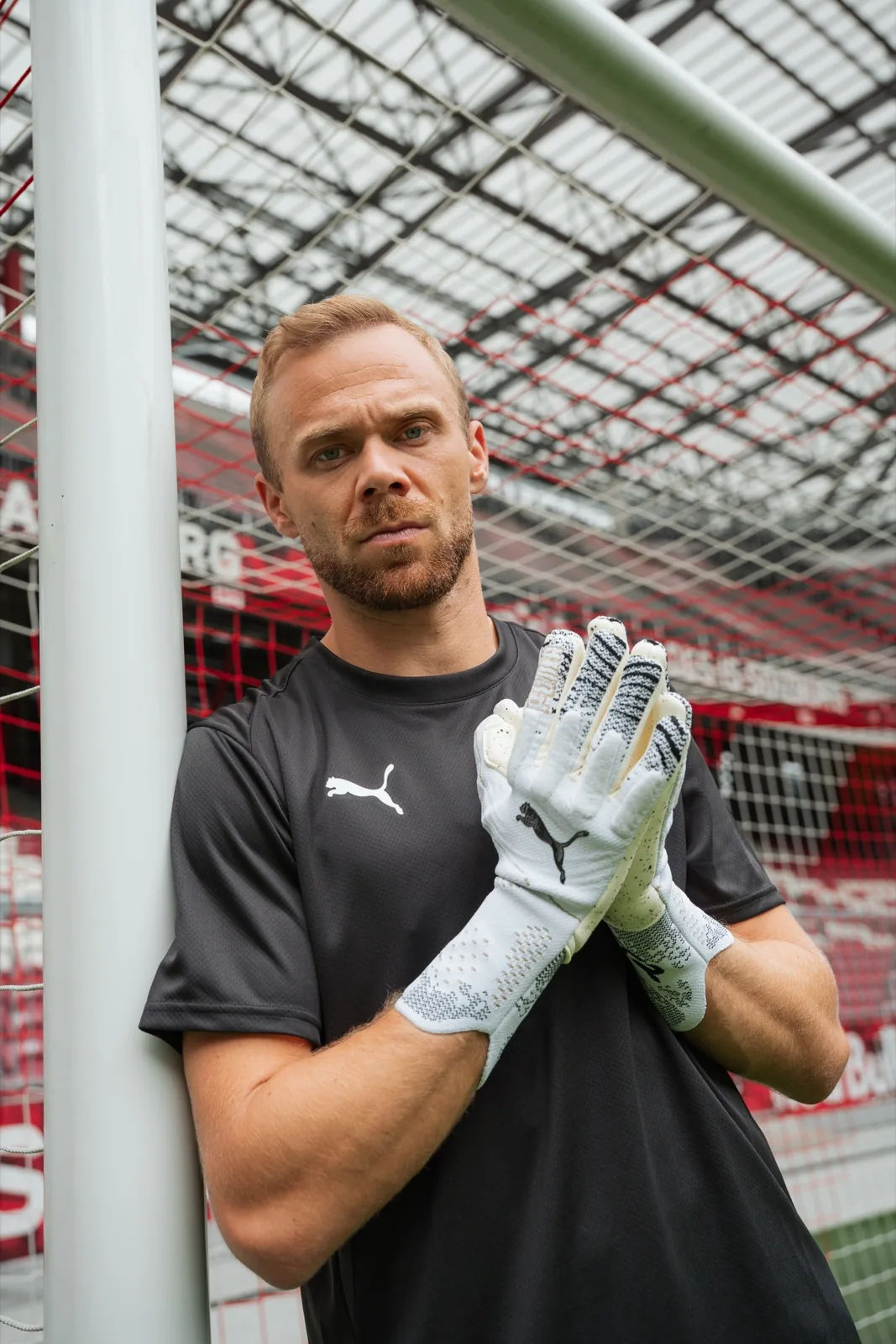 Alexander Schlager mit PUMA-Torwarthandschuhen im Stadion